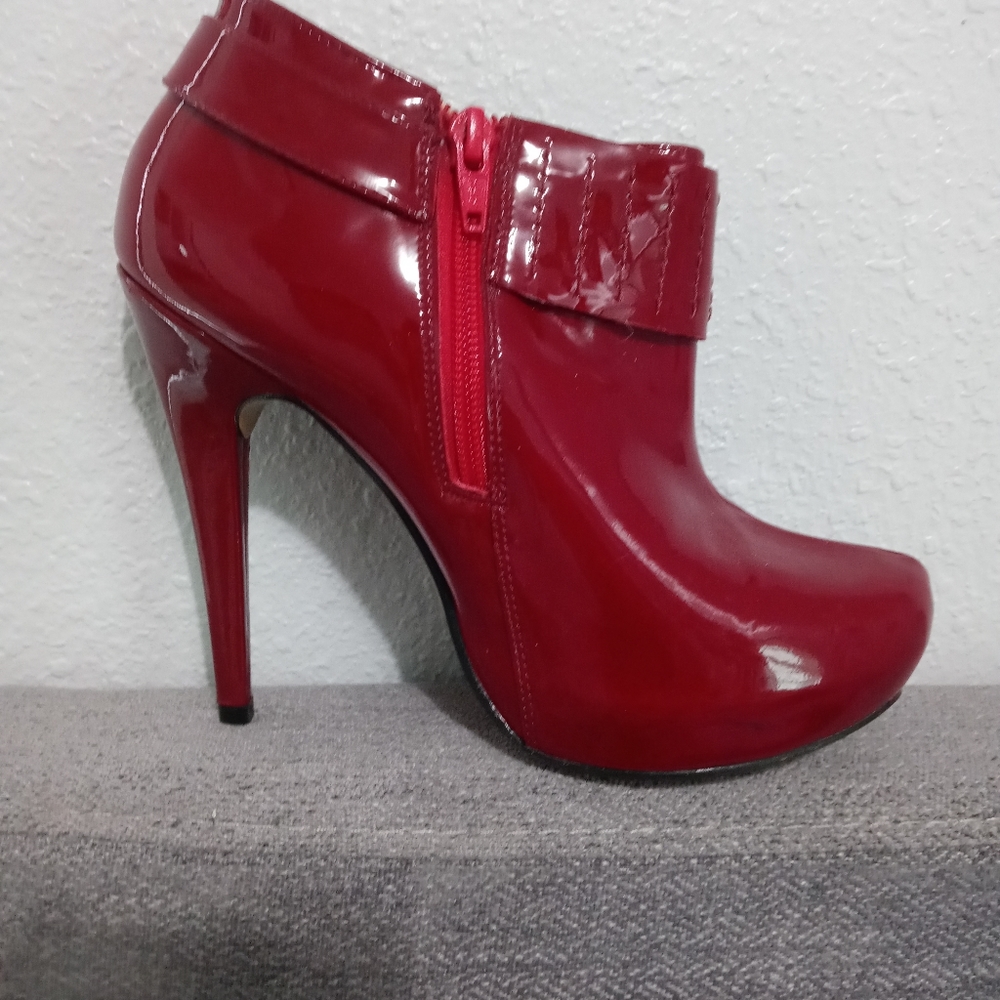 Red high heels by andrea